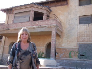 Cynthia Lennon in Almería in 2006, standing outside the dilapidated villa where she and John had stayed 40 years earlier